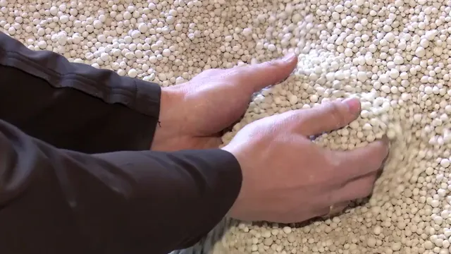 Hände greifen in MEERKALK-Granulat